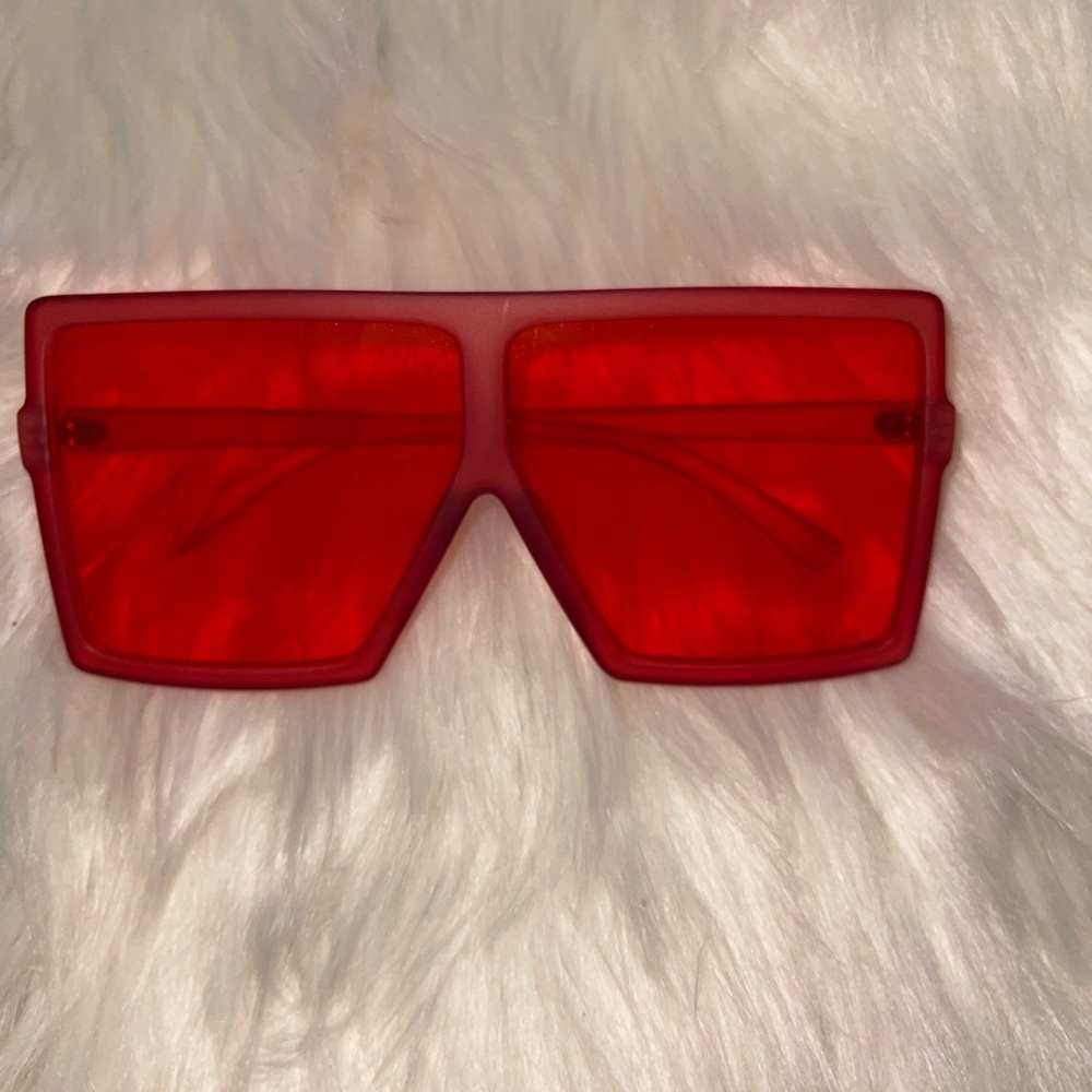 Red sunglasses!🌹